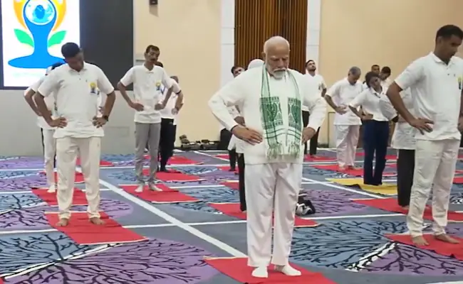 PM Modi In Srinagar LIVE: The 30-minute yoga has begun in Srinagar, led by PM Modi