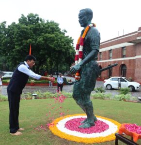 Union Sports Minister Mansukh Mandaviya pays floral tribute to Major Dhyan Chand on his birth anniversary, celebrated as National Sports Day, at Major Dhyan Chand National Stadium in New Delhi. | Photo Credit: PTI